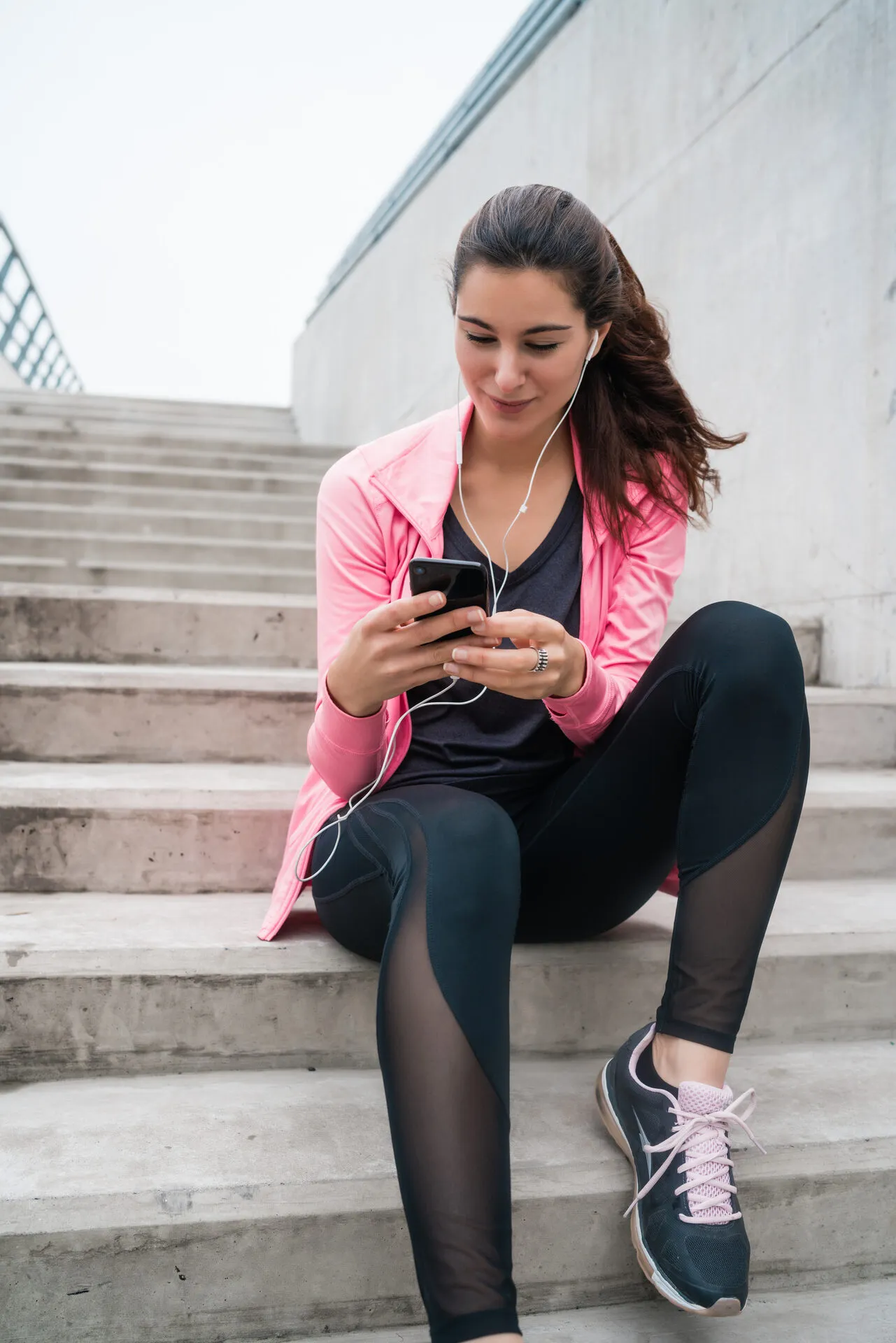 Un’atleta controlla il telefono durante una pausa dall’allenamento