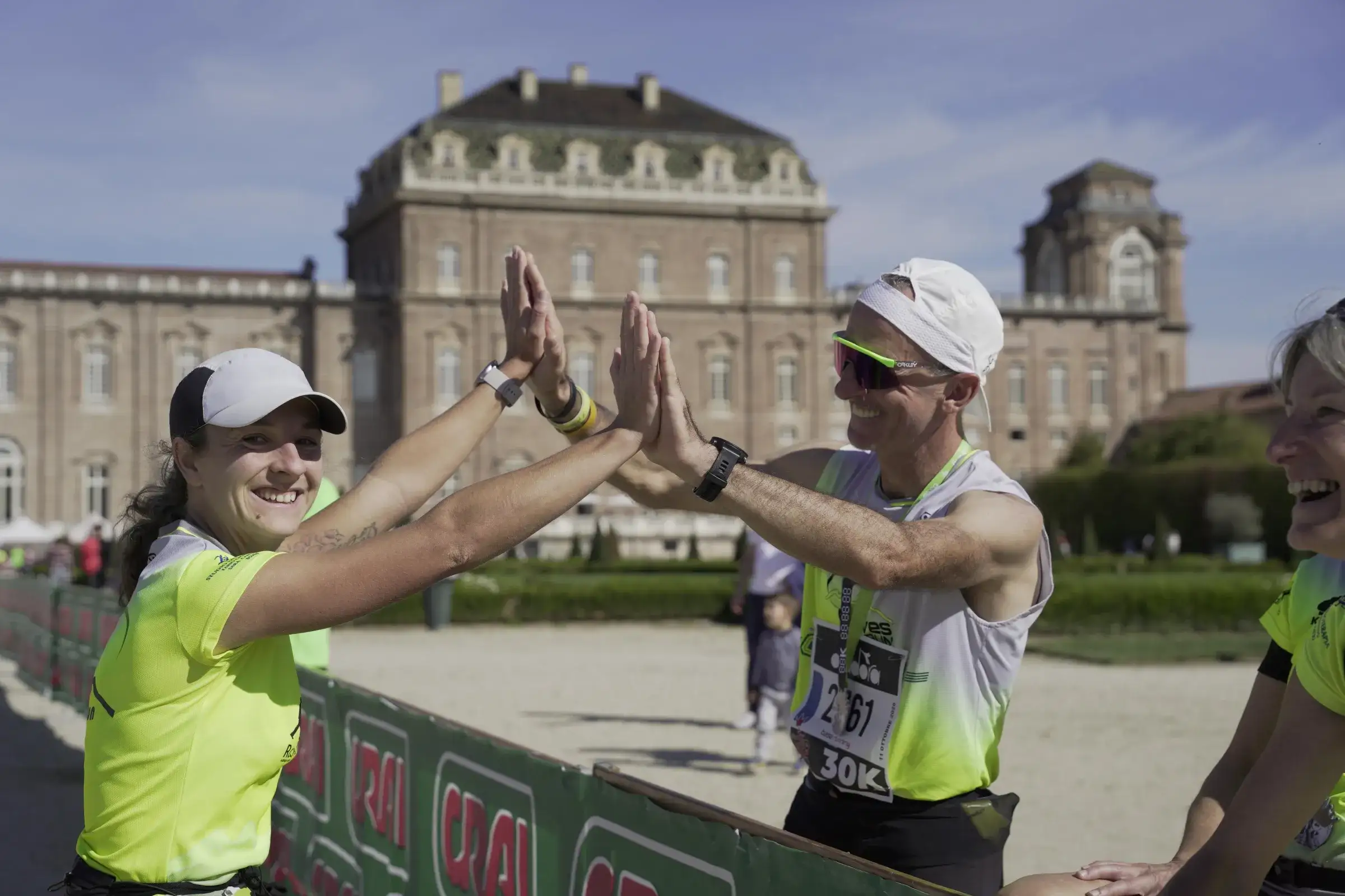 Due runner si battono il cinque dopo la 30 km, davanti alla facciata della Reggia di Venaria