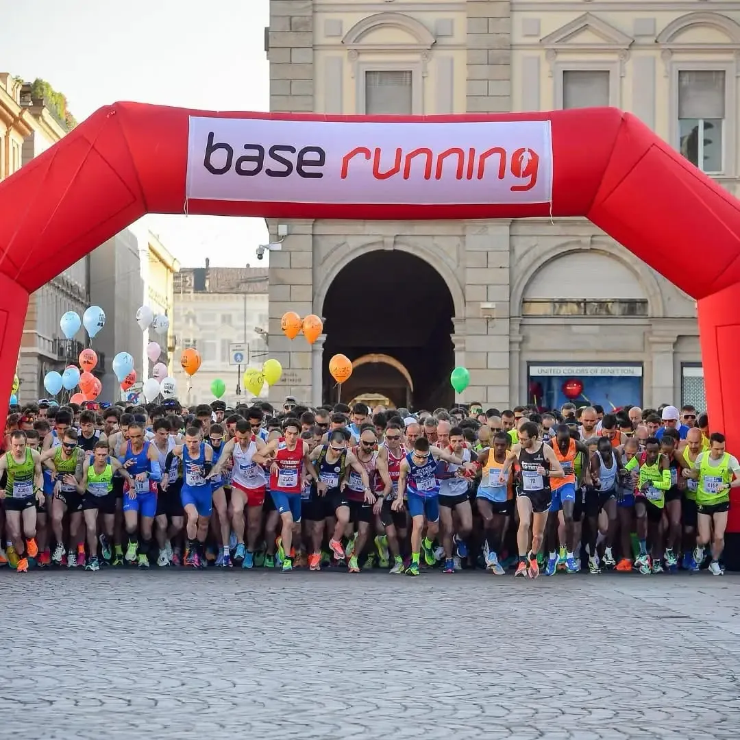 Partenza di una gara Base Running sotto l'arco gonfiabile