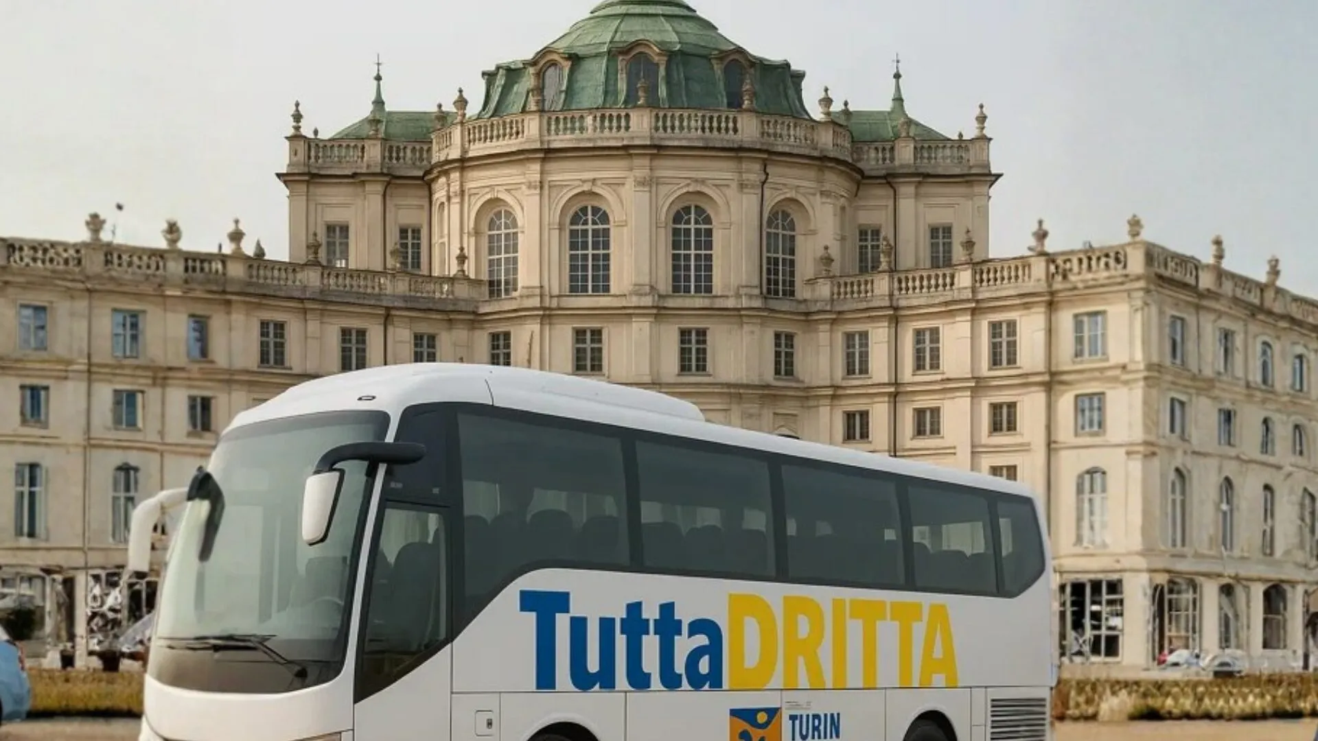 Il bus della TuttaDRITTA davanti alla Palazzina di Stupinigi