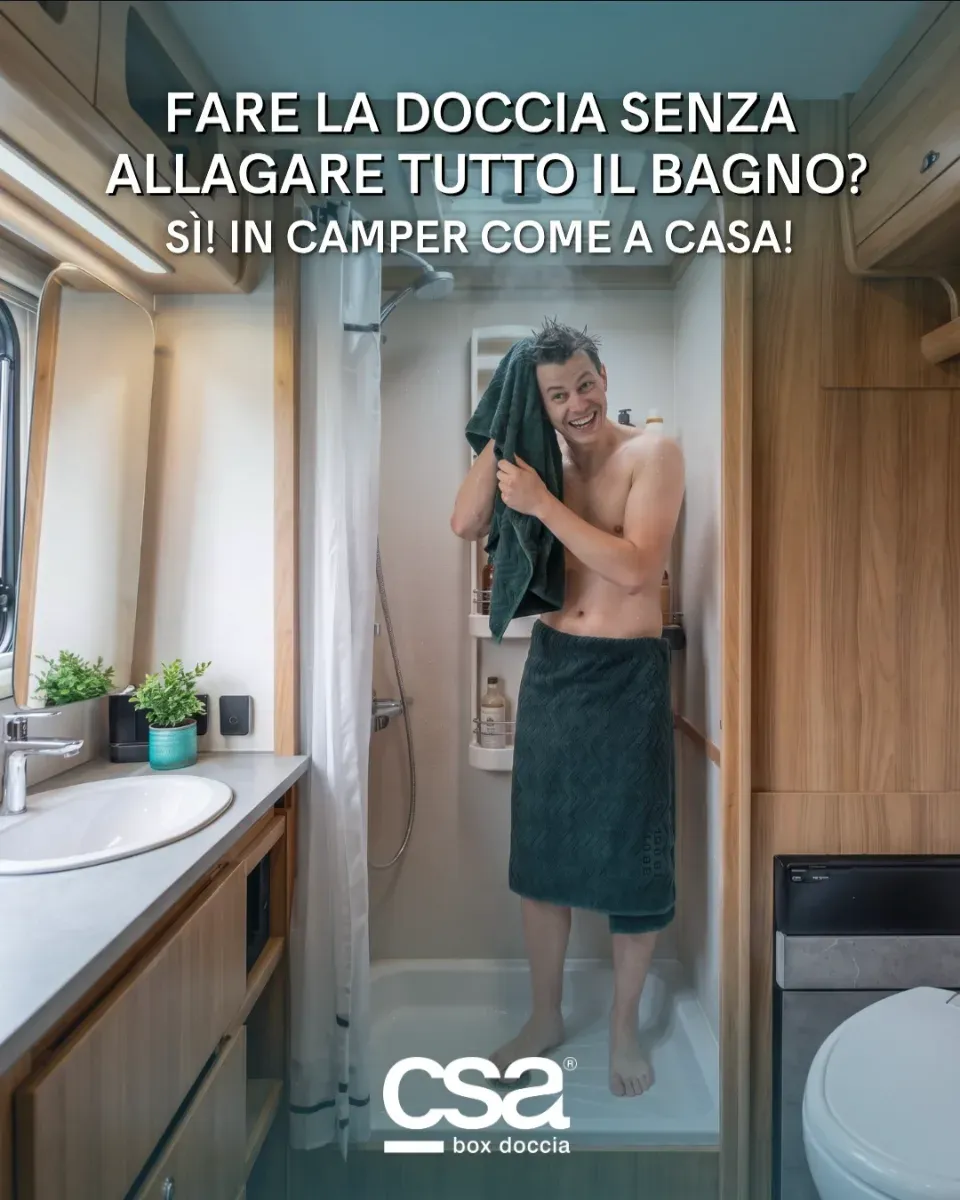 Post Instagram di CSA: un ragazzo si asciuga i capelli nella doccia di un camper, con il titolo Fare la doccia senza allagare tutto il bagno