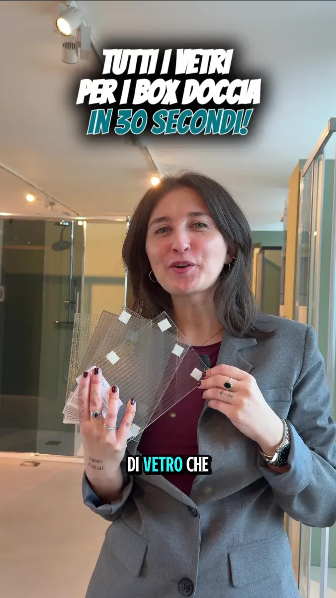 Reel di CSA: la presentatrice nello showroom mostra i campioni di vetro, Tutti i vetri per i box doccia in 30 secondi