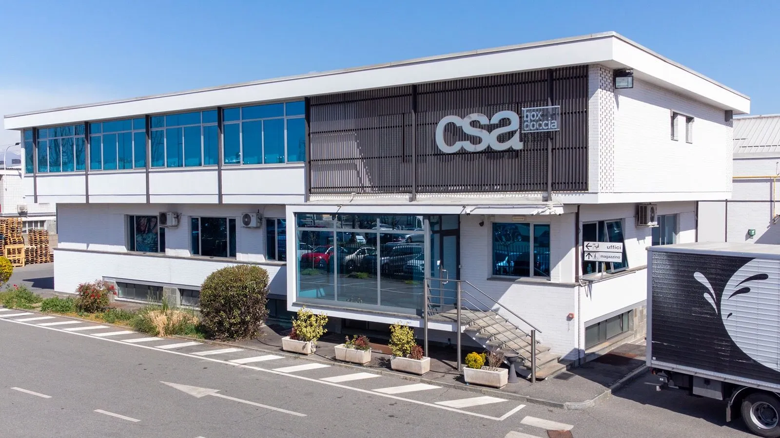 La sede CSA con il camion aziendale