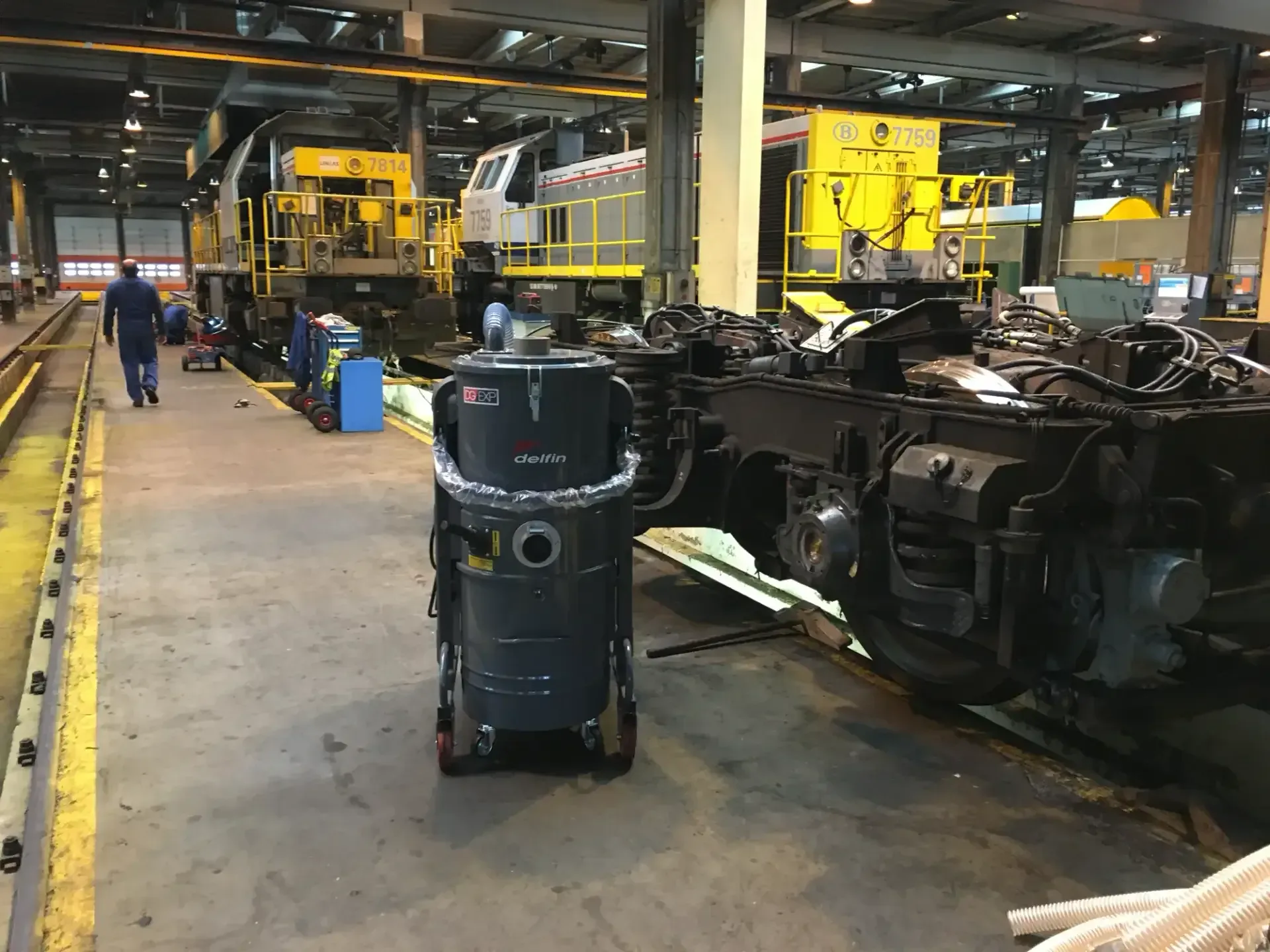 Un aspiratore industriale Delfin nel deposito di manutenzione dei treni