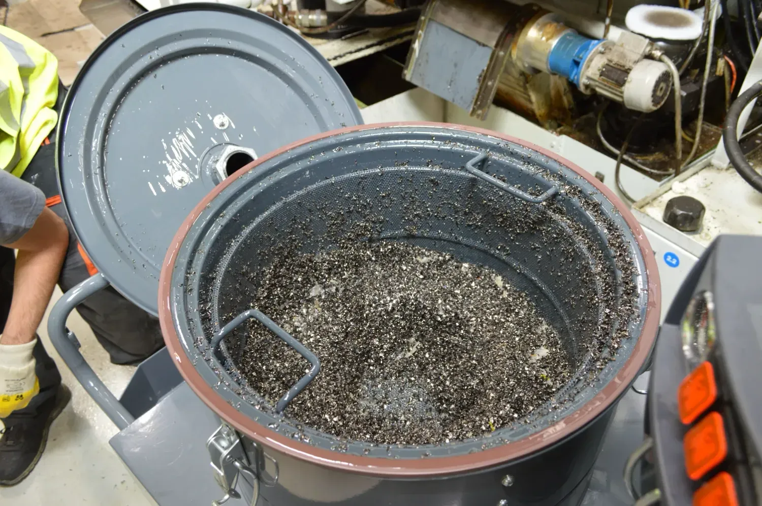 Il contenitore di un aspiratore Delfin pieno di trucioli metallici