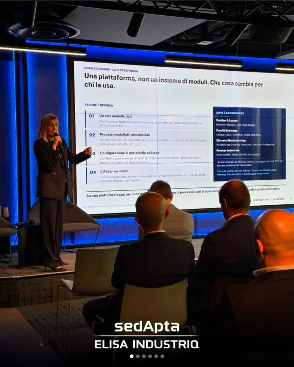 Post Instagram di sedApta: una manager presenta la piattaforma sedApta sul palco dell'evento con Accenture