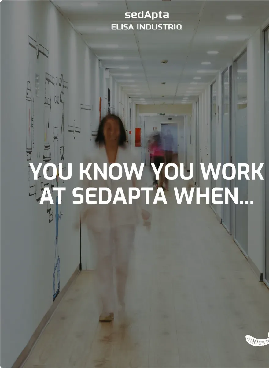 Post Instagram di sedApta: una collega cammina nel corridoio dell'ufficio, con la scritta You know you work at sedApta when