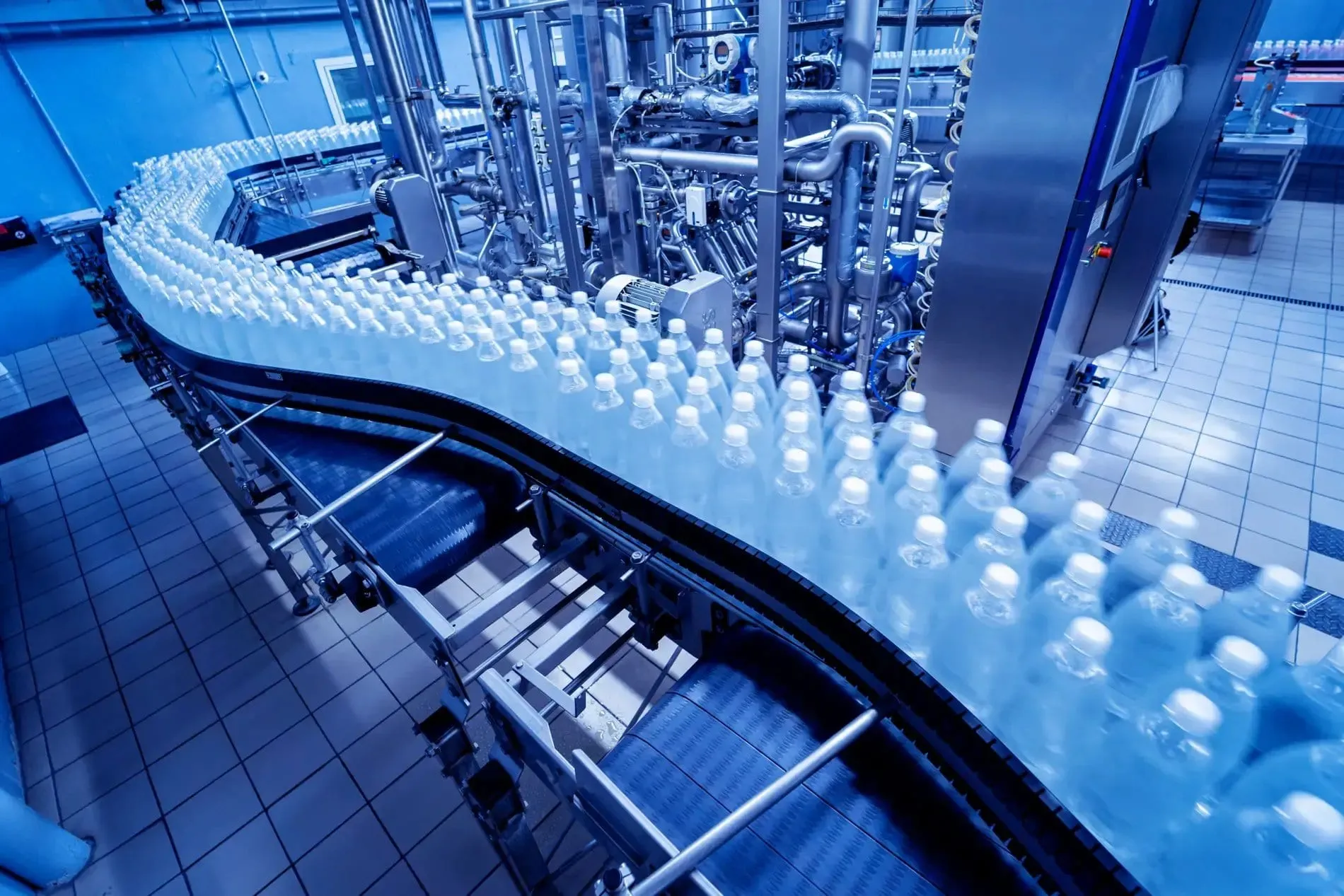 Linea di imbottigliamento in uno stabilimento di bevande, dal sito di Elisa Industriq