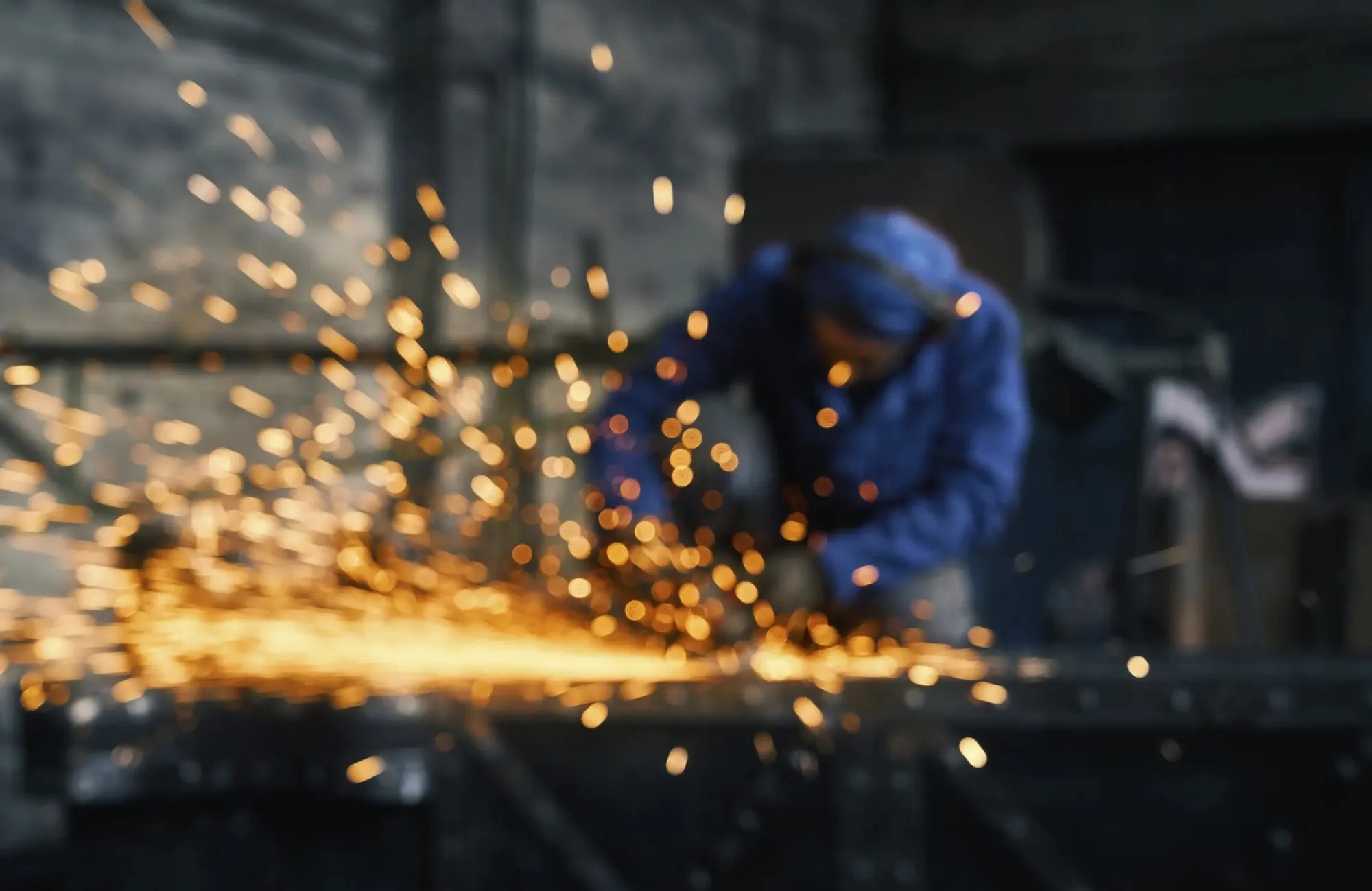 Persone al lavoro in un'azienda metallurgica, dal sito di Elisa Industriq