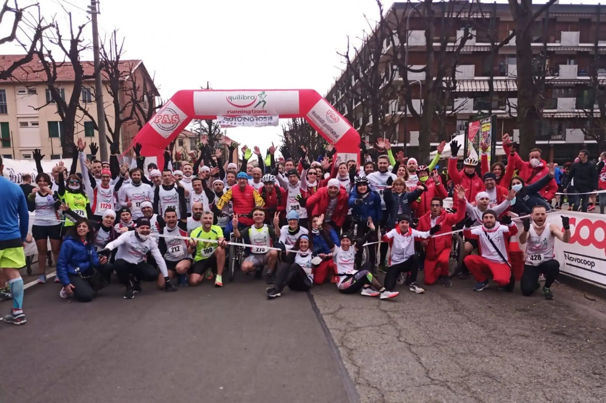 Il gruppo di Equilibra Running Team sotto l'arco d'arrivo