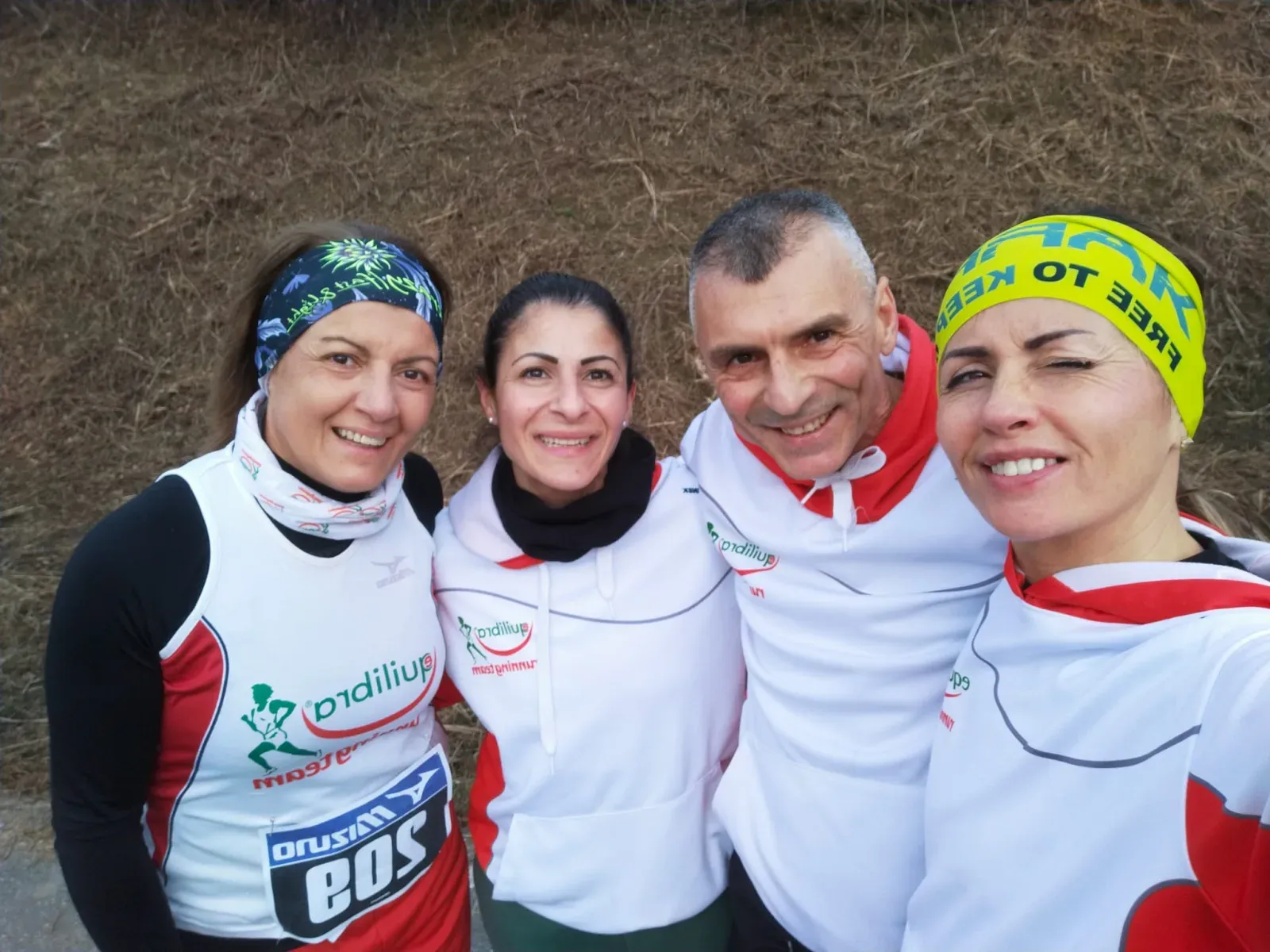 Quattro Equilibrati sorridenti con la maglia del team