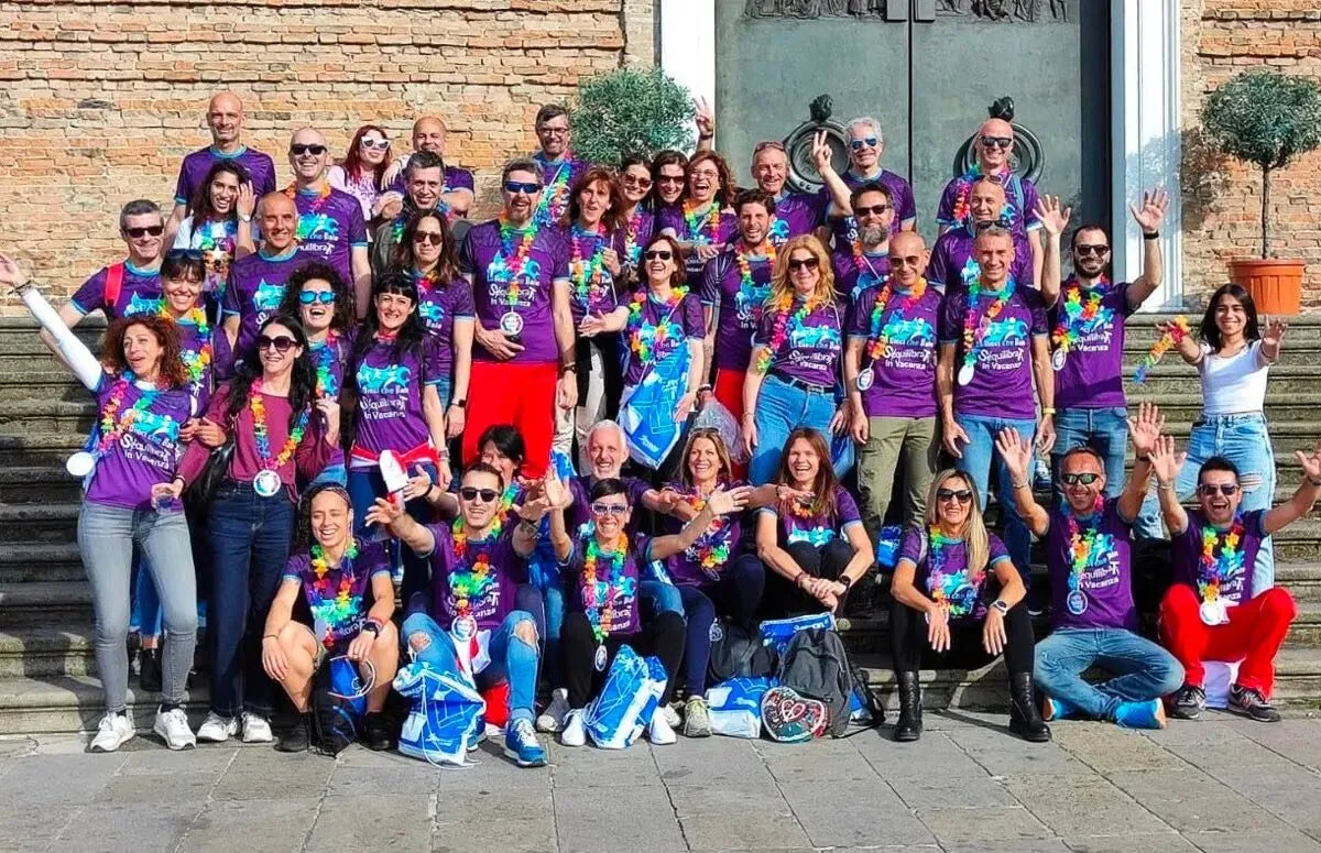Foto di gruppo del team con le magliette della gara