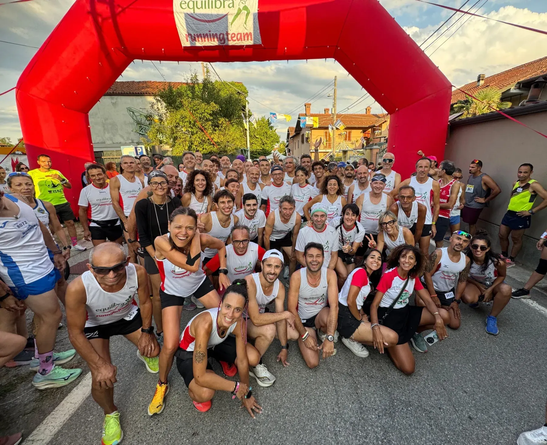 Gli Equilibrati in posa sotto l'arco d'arrivo prima della gara