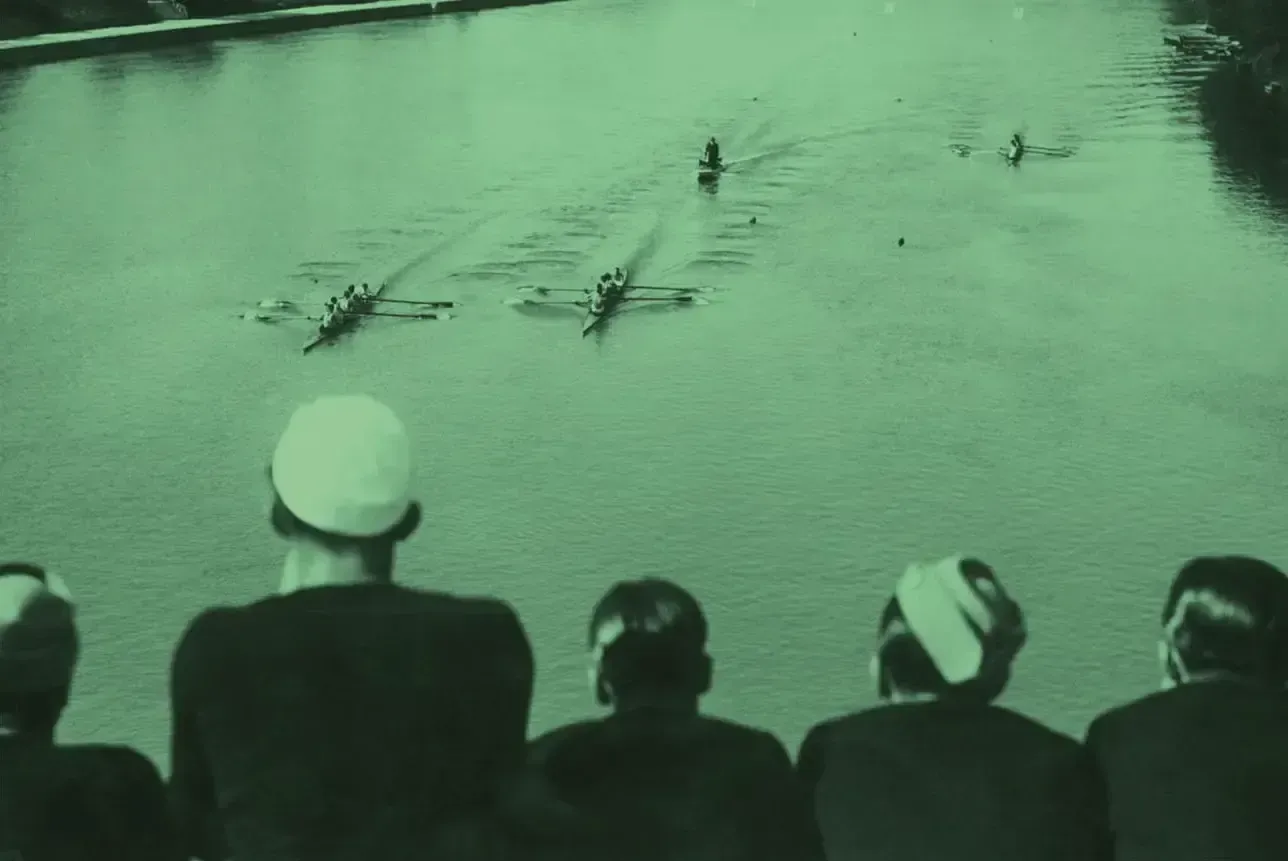 Canottaggio sul Po in una foto d'epoca, una delle immagini storiche del sito Metzger