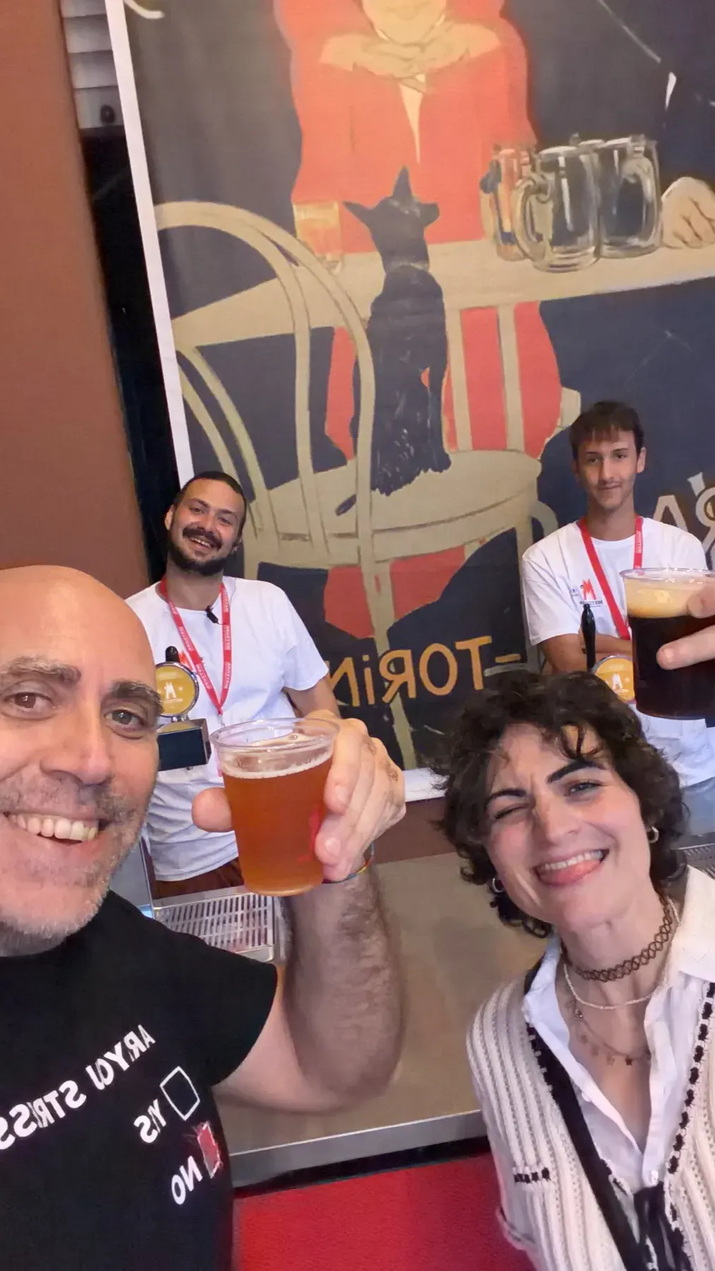 Il gruppo di Digital Runner brinda al bancone del Metzger Fest, con le birre in mano e gli spillatori dietro