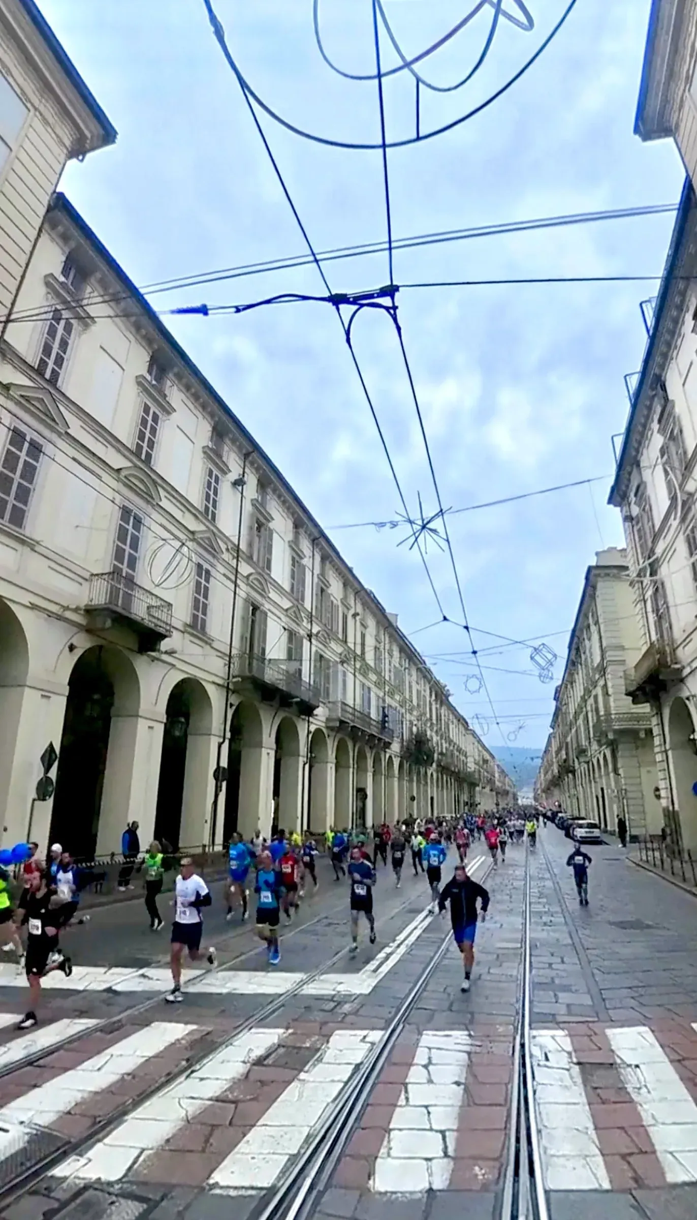 I runner della Mezza e della Dieci che Vale corrono in via Po, tra i portici e i binari del tram