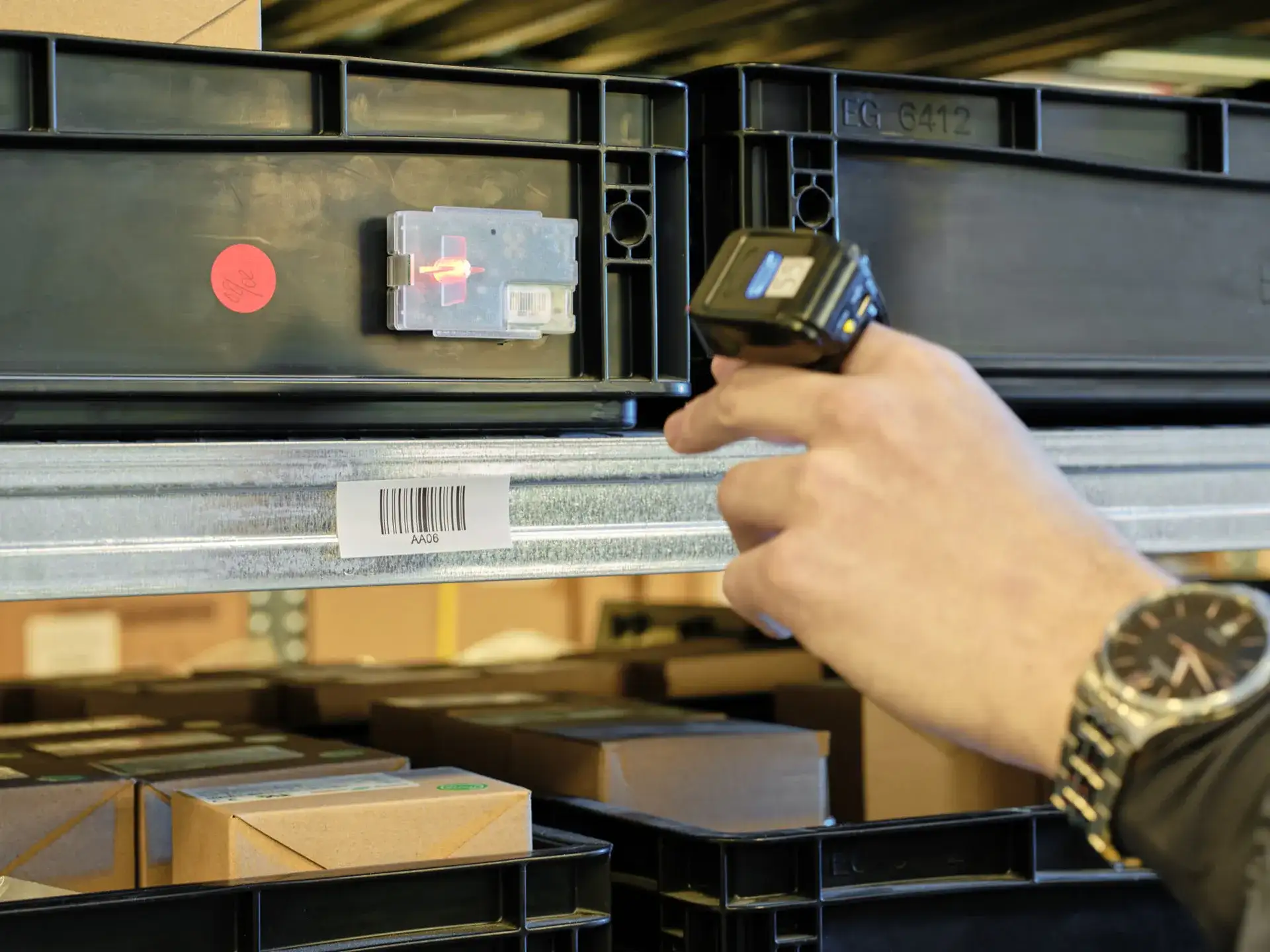 Un operatore legge con lo Scanner Ring Smiro un contenitore con il tag luminoso acceso