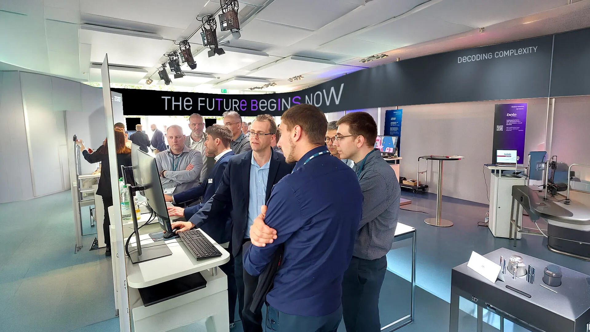 Visitatori allo showroom Tebis durante un evento dedicato alla produzione
