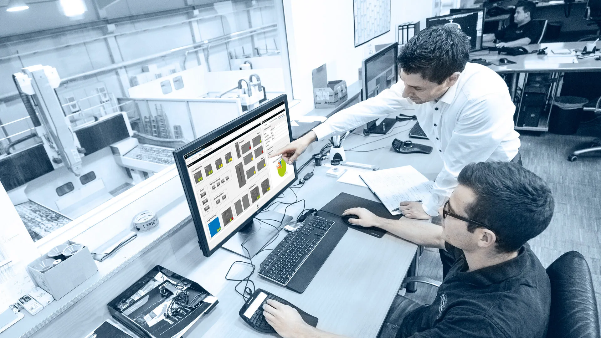 Programmatori CAD/CAM al lavoro in un laboratorio Tebis