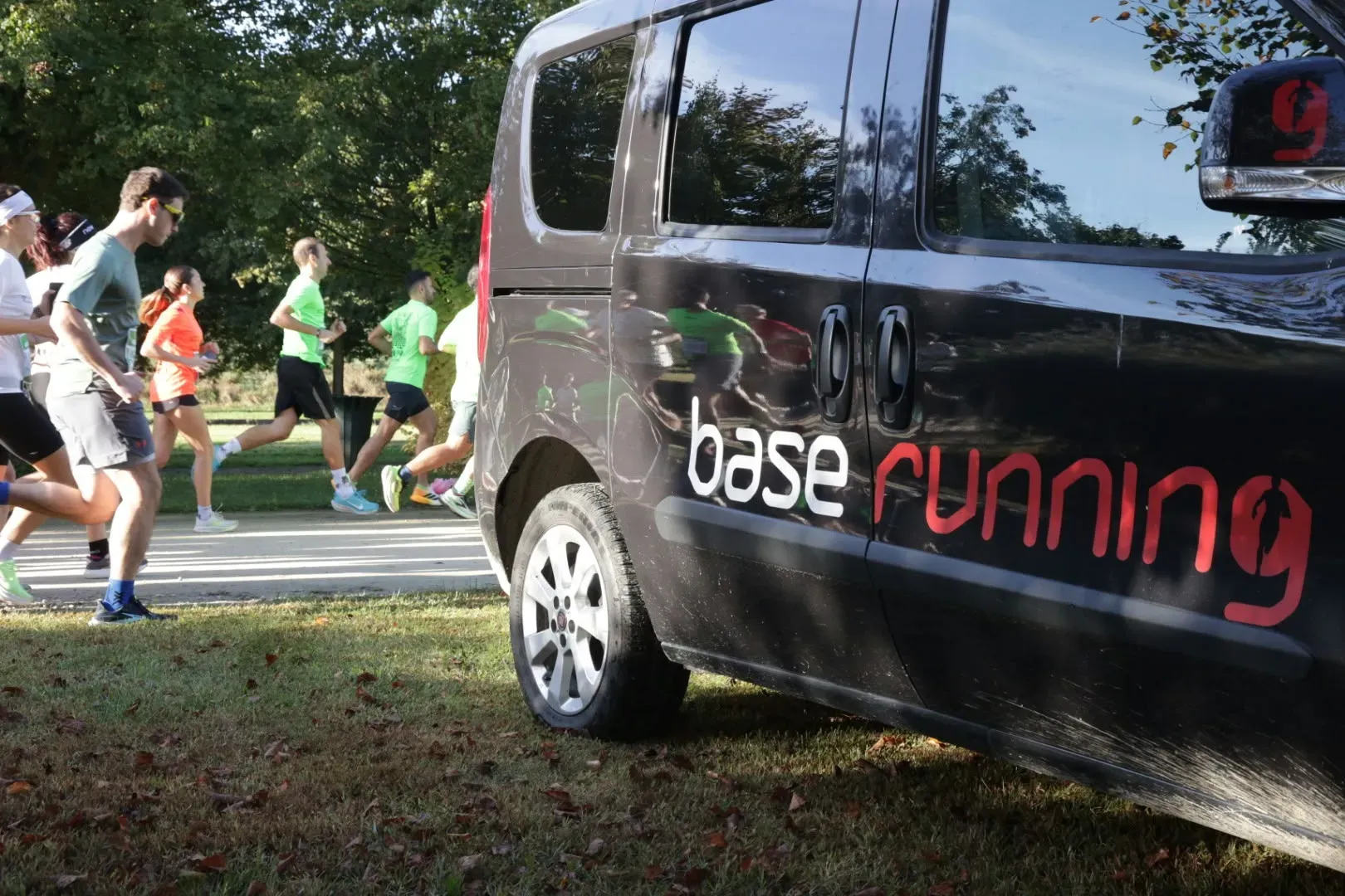 Il furgone Base Running a bordo percorso mentre passano i runner