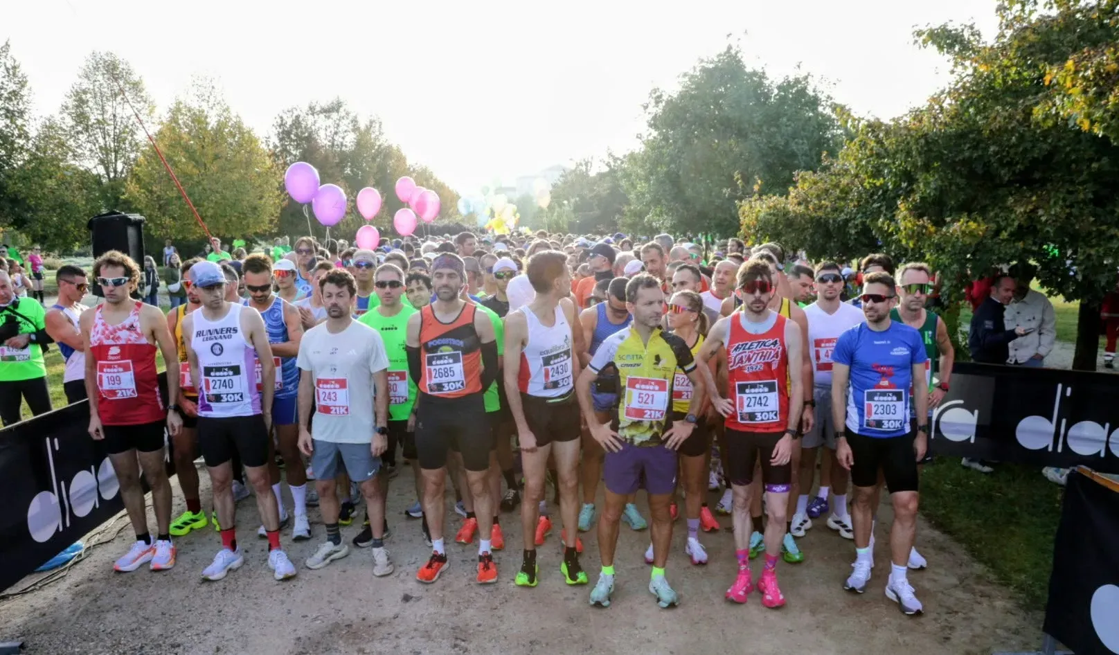 Griglia di partenza della 21 e della 30 km di Una Corsa da Re, con i palloncini rosa dei pacer sullo sfondo
