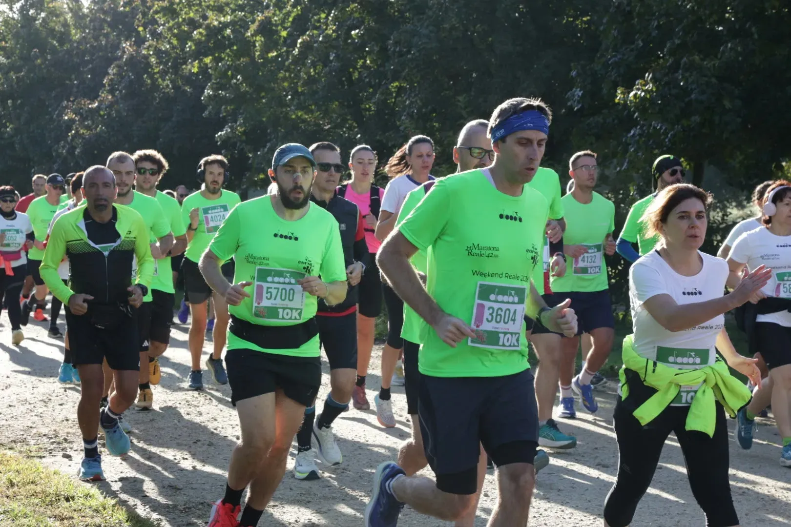 Gruppo di runner della 10 km con la maglia verde della Maratona Reale
