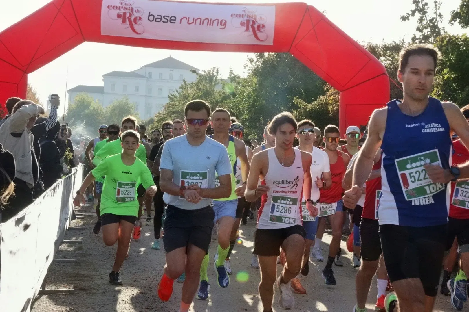 La partenza della 10 km sotto l'arco rosso di Una Corsa da Re, con la Reggia di Venaria sullo sfondo