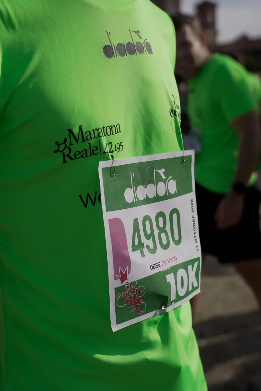 Il pettorale 4980 della 10 km, 11 ottobre 2026, sulla maglia verde della Maratona Reale